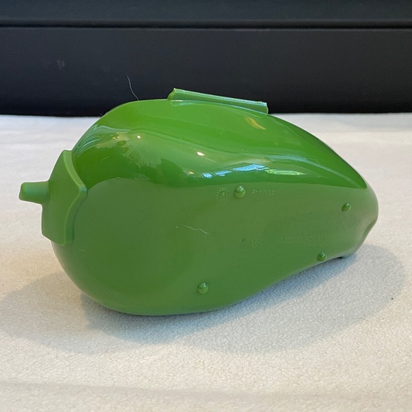 BNWOT Tupperware Chili Pepper Keeper in Green - Picture 2 of 9